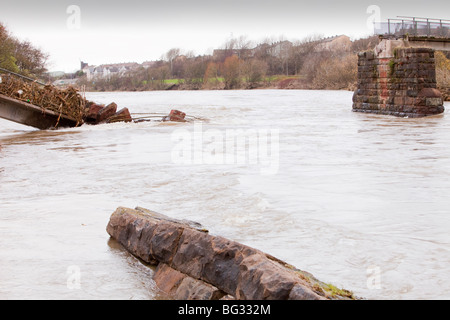 Une passerelle détruite par les inondations à Workington Banque D'Images