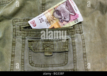 R20 L'Afrique du Sud note dans la poche d'une paire de pantalons kaki Banque D'Images