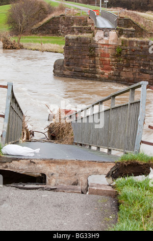 Une passerelle détruite par les inondations à Workington Banque D'Images