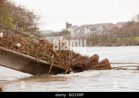 Une passerelle détruite par les inondations à Workington Banque D'Images