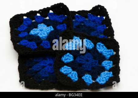 Part bonneterie noir et bleu granny squares multicolores faits de laine à tricoter double en acrylique Banque D'Images