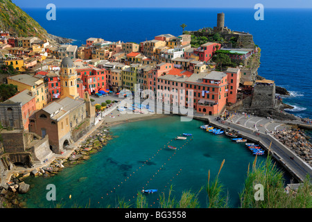 Vernazza Harbour, dans le Parc National des Cinque Terre, un jour de printemps Banque D'Images