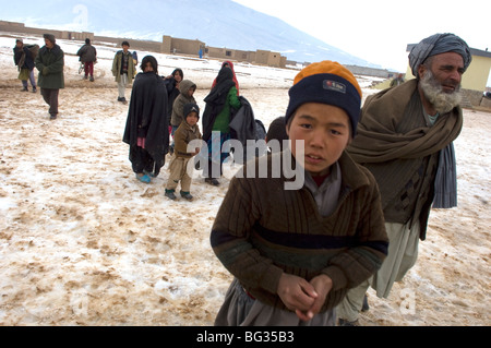 Les familles afghanes pauvres reçoivent des fournitures de secours à froid pour les aider dans l'hiver dans le nord de l'Afghanistan. Banque D'Images