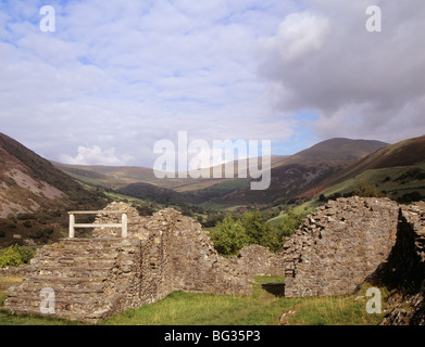 Llanfilhangel-y-Pennant Gwynedd au Pays de Galles au Royaume-Uni. 13e siècle ruines de Castell y Bere dans la vallée avec Dysynni Cader Idris derrière Banque D'Images