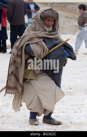 Les familles afghanes pauvres reçoivent des fournitures de secours à froid pour les aider dans l'hiver dans le nord de l'Afghanistan. Banque D'Images