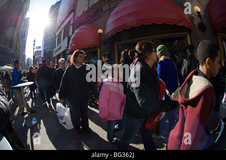 L'extérieur Shoppers Macy's à Herald Square à New York Banque D'Images