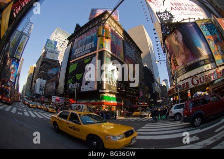 Des panneaux publicitaires de Times Square, Broadway publicité montre le dimanche, Novembre 29, 2009. (© Frances M . Roberts) Banque D'Images