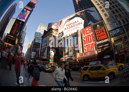 Des panneaux publicitaires de Times Square sur Broadway publicité Vendredi, le 22 mai 2009. (© Frances M . Roberts) Banque D'Images