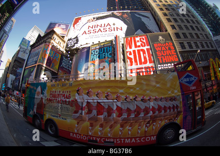 Des panneaux publicitaires de Times Square sur Broadway publicité Vendredi, le 22 mai 2009. (© Frances M . Roberts) Banque D'Images