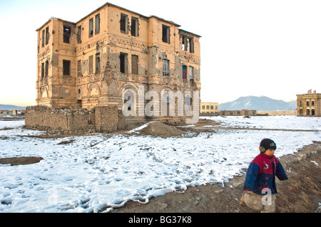 Maison bombardée près du palais du Darul Aman qui a été détruit pendant la guerre civile de 1992 dans la ville de Kaboul, Afghanistan. Banque D'Images