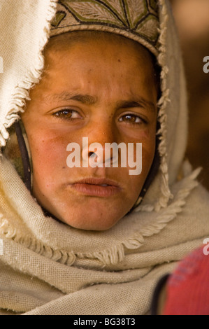 Une fille afghane dans un village de la province de Faryab, Afghanistan Banque D'Images
