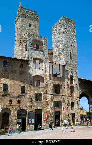 La Piazza della Cisterna, San Gimignano, UNESCO World Heritage Site, Toscane, Italie, Europe Banque D'Images