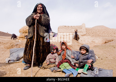 La famille traditionnelle afghane dans la province de Faryab, Afghanistan Banque D'Images