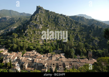 Vue aérienne ou vue panoramique sur le village médiéval de Saint Guilhem le désert dans la gorge du Verdus, Hérault, Languedoc Roussillon, sud de la France Banque D'Images