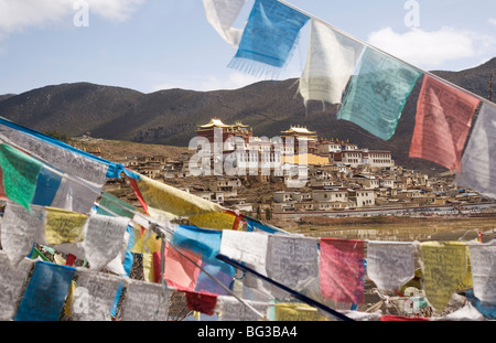 Les drapeaux de prières Gandèn, Sumsteling Gompa (Monastère Songzanlin Si), le Shangri-La Shangri-La, région, province de Yunnan, Chine Banque D'Images