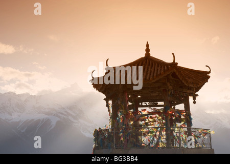 Stupa bouddhiste nr Xian de Dêqên, frontière tibétaine, Meili Snow Mountain peak arrière-plan, Dequin, région de Shangri-La, Province du Yunnan, Chine Banque D'Images