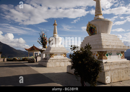 Stupas bouddhistes en route vers la frontière tibétaine, Xian de Dêqên, région de Shangri-La, Yunnan Province, China, Asia Banque D'Images