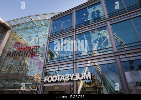 Royaume-uni, Angleterre, Manchester, Cathedral Street, Manchester, reflétée dans la roue d'entrée Arndale Centre Banque D'Images