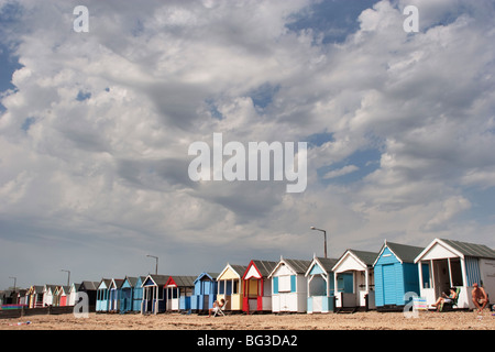 Une ligne de cabines de plage à Southend-on-Sea. Banque D'Images