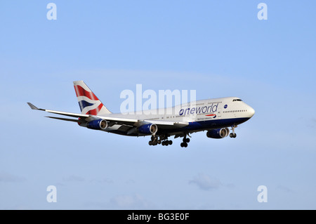 British Airways Boeing 747-400 G-BLNI en approche finale avec étendues d'atterrissage Banque D'Images