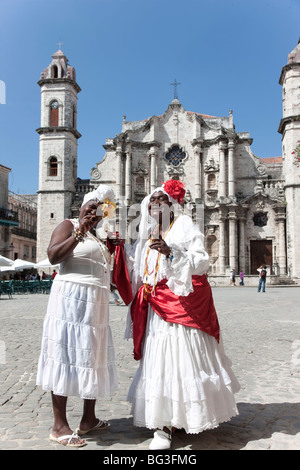 Les femmes cubaines dans le vieux costume, La Havane, Cuba, Antilles, Amérique Centrale Banque D'Images