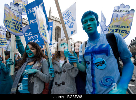 50 000 d'action de la demande sur le changement climatique à la vague, plus grand jamais UK Changement climatique mars à Londres. 5 Décembre 2009 Banque D'Images