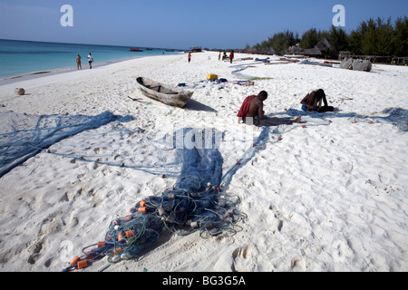 Des pêcheurs sur la plage de Kendwa, Zanzibar, Tanzanie, Afrique orientale, Afrique du Sud Banque D'Images