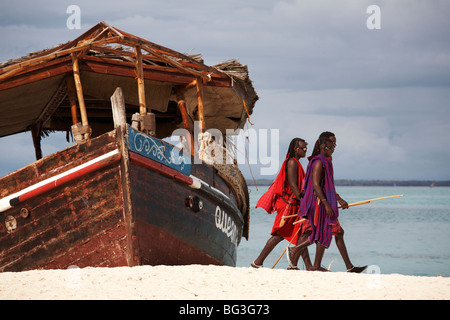 Les guerriers massaïs sur plage de Kendwa, Zanzibar, Tanzanie, Afrique orientale, Afrique du Sud Banque D'Images