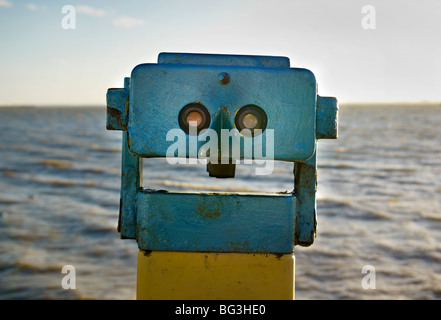 Télescope binoculaire par la mer de style Banque D'Images