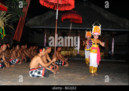 Kecak Fire Dance traditionnelle près de Sanur, Bali, Indonésie Banque D'Images