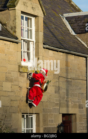 Modèle étanche et snowproof Santa monte échelle de corde à la fenêtre de la chambre - Décoration de Noël vu en Ecosse 2009 Kelso Banque D'Images