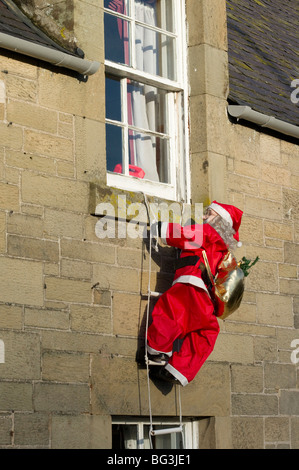 Modèle étanche et snowproof Santa monte échelle de corde à la fenêtre de la chambre - Décoration de Noël vu en Ecosse 2009 Kelso Banque D'Images