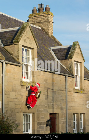 Modèle étanche et snowproof Santa monte échelle de corde à la fenêtre de la chambre - Décoration de Noël vu en Ecosse 2009 Kelso Banque D'Images