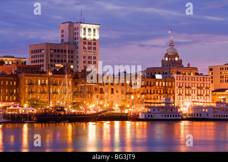 Sur les toits de la ville et de la rivière Savannah, Savannah, Georgia, États-Unis d'Amérique, Amérique du Nord Banque D'Images