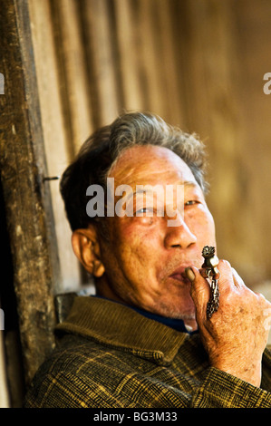 Fumeurs avec son tuyau traditionnel. Banque D'Images