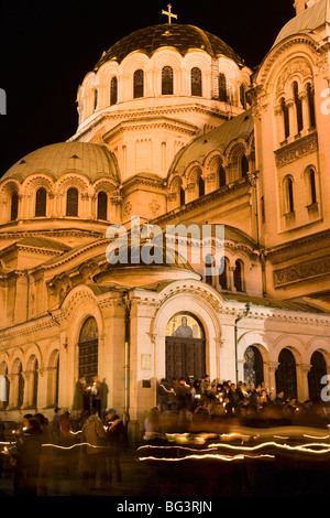 Les gens avec des bougies autour l'église pendant des fêtes de Pâques, Aleksander Nevski église, Sofia, Bulgarie, Europe Banque D'Images