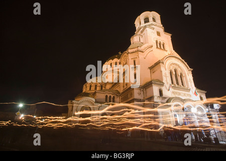 Les gens avec des bougies autour l'église pendant des fêtes de Pâques, Aleksander Nevski église, Sofia, Bulgarie, Europe Banque D'Images