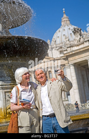 Touristes visite touristique à la place Saint-Pierre, Rome, Latium, Italie, Europe Banque D'Images