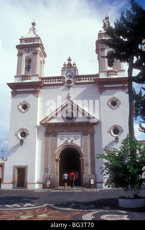 Les gens qui entrent dans le temple de l'église de la Santa Veracruz à Taxco, Guerrero, Mexique Banque D'Images