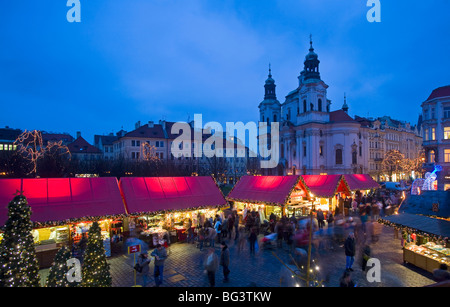 Place de la vieille ville à l'époque de Noël et l'église Saint Nicolas, Prague, République Tchèque, Europe Banque D'Images