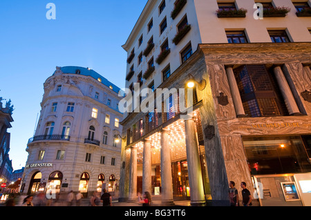 Looshaus bei Dämmerung, Michaelerplatz, Wien, Österreich | Bâtiment Loos au crépuscule, Michaelerplatz, Vienne, Autriche Banque D'Images