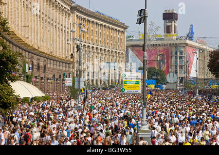 Le jour de l'indépendance, annuel personnes marchant le long de la rue Khreshchatyk, Kiev, Ukraine, l'Europe Banque D'Images