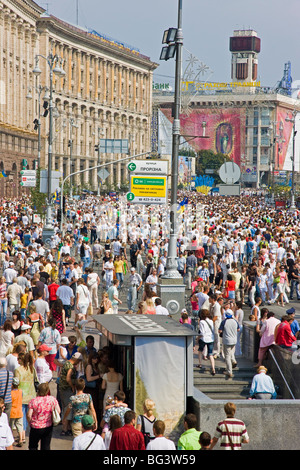 Le jour de l'indépendance, annuel personnes marchant le long de la rue Khreshchatyk, Kiev, Ukraine, l'Europe Banque D'Images