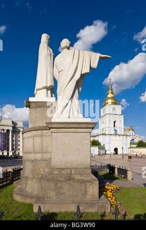 Monument de la princesse Olha (Olga) à Mykhaylivska Square en face du monastère Saint Michel, Kiev, Ukraine, l'Europe Banque D'Images