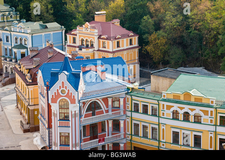 Vue sur des bâtiments colorés avec des toits multicolores dans une nouvelle zone résidentielle de Kiev, Ukraine, l'Europe Banque D'Images