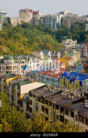 Vue sur des bâtiments colorés avec des toits multicolores dans une nouvelle zone résidentielle de Kiev, Ukraine, l'Europe Banque D'Images