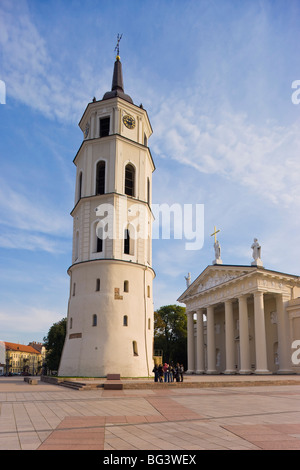 Place de la cathédrale (Katedros aikste), Cathédrale et Beffroi de 57m de hauteur, Vilnius, Lituanie, Pays Baltes, Europe Banque D'Images