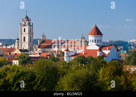 Église de la Sainte Mère de Dieu et de la tour de l'église Saint-Michel, Vilnius, Lituanie, Pays Baltes, Europe Banque D'Images