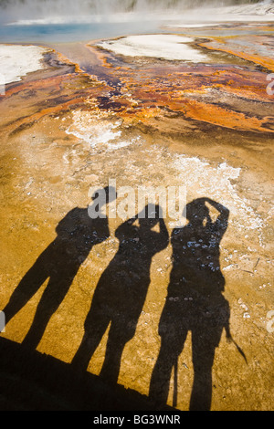 Ombre de touristes observant la beauté extérieure dans le Parc National de Yellowstone, Wyoming, USA. Banque D'Images