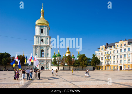 Date de l'indépendance, l'Ukrainien drapeaux nationaux sur la place devant la cathédrale Sainte-Sophie, UNESCO World Heritage Site, Kiev, Ukraine Banque D'Images